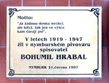 Pamìtní deska - spisovatel Bohumil Hrabal
